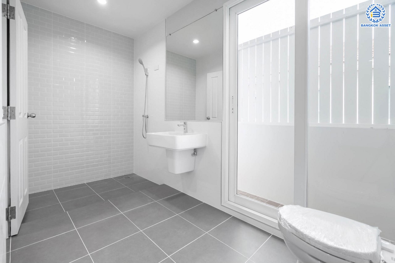 บ้านมือสองตกแต่งใหม่ คุณภาพแบรนด์ Q.House ม.คาซ่าวิลล์ ราชพฤกษ์-แจ้งวัฒนะ เนื้อที่ 50.6 ตร.ว. ฟังก์ชัน 3 ห้องนอน 2 ห้องน้ำ จอดรถได้ 2 คัน ทำเลศักยภาพ ติดถนนราชพฤกษ์ ใกล้ทางด่วน และเซ็นทรัลแจ้งวัฒนะ